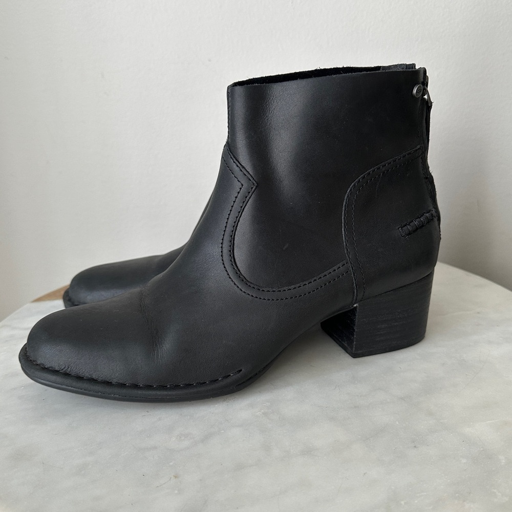 UGG Bandara booties Black Leather Boot with heel size 8